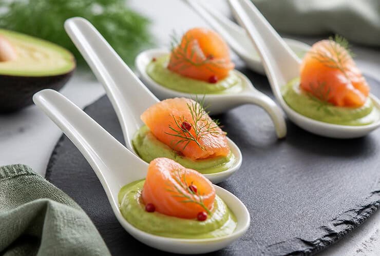 apero gourmand cuilleres a l avocat et a la truite fumee
